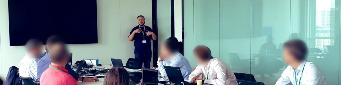 Nasserdine Bouguerne animant une formation en entreprise devant un groupe de participants
